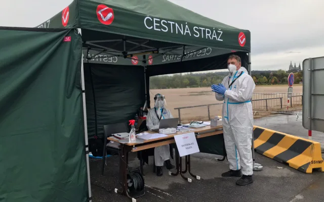 VOLBY 2021: V Praze už se volí. První hlasy házejí voliči v karanténě z aut