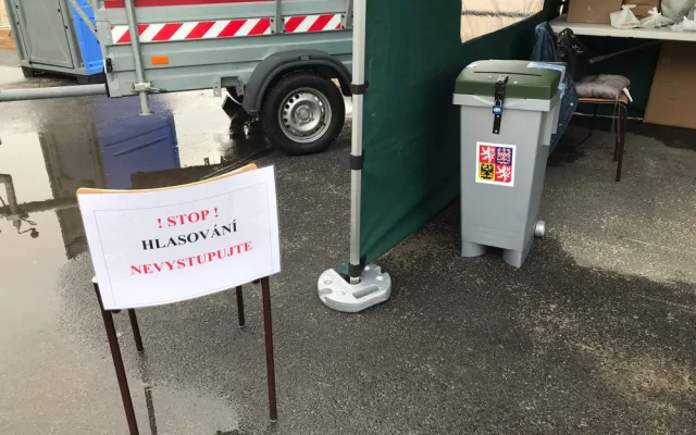 VOLBY 2021: V Praze už se volí. První hlasy házejí voliči v karanténě z aut