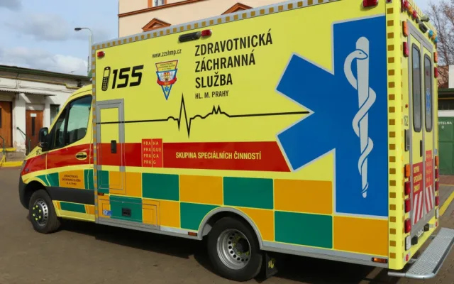 Pražští záchranáři mají k dispozici novou sanitku. Ochrání před radioaktivním prachem i ebolou