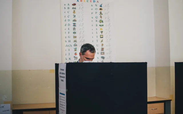 VOLBY 2021: Volební místnosti se otevřely. Hřib volil ve Vršovicích