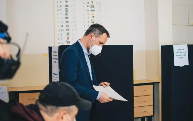 VOLBY 2021: Volební místnosti se otevřely. Hřib volil ve Vršovicích