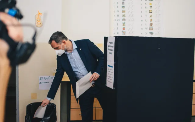 VOLBY 2021: Volební místnosti se otevřely. Hřib volil ve Vršovicích