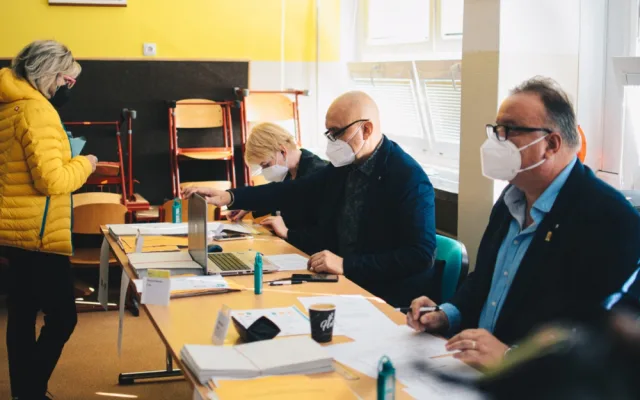 VOLBY 2021: Začíná druhý volební den. Lidé dnes zvolí nové poslance