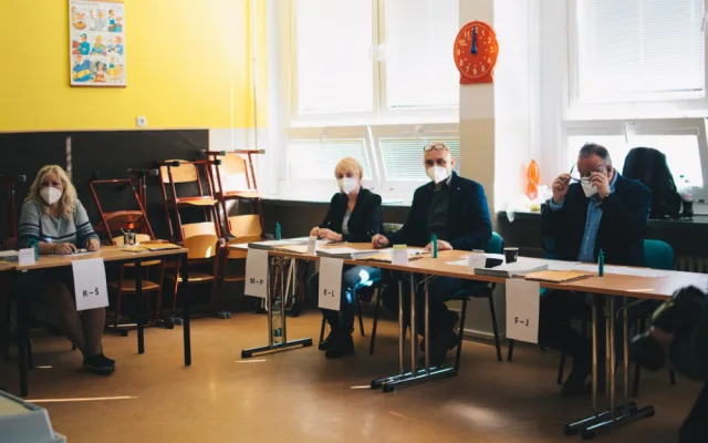 VOLBY 2021: Začíná druhý volební den. Lidé dnes zvolí nové poslance