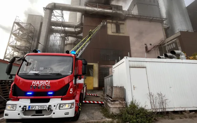V Malešicích hoří v jedné z budov spalovny. Vyhlášen je třetí stupeň poplachu