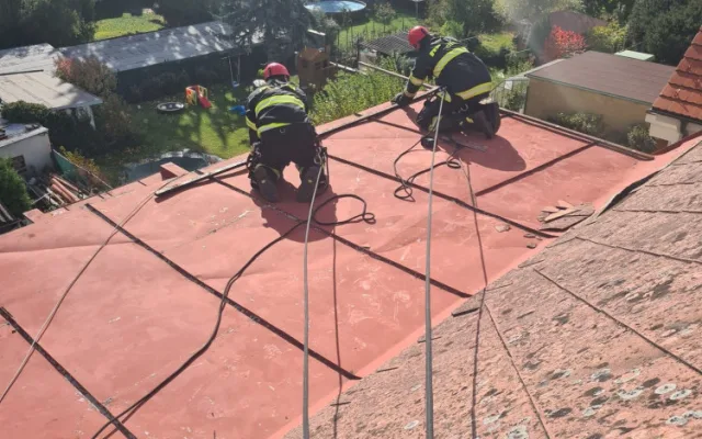 Silný vítr v Praze. Zranění lidé, zlomené stromy, uzavřená zoo a zpoždění vlaků