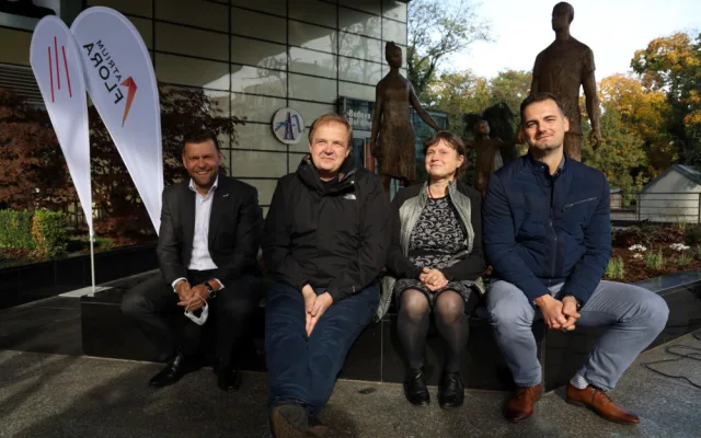 Sousoší Rodina před lety ustoupilo budování obchoďáku, dnes se vrátilo zpátky na místo