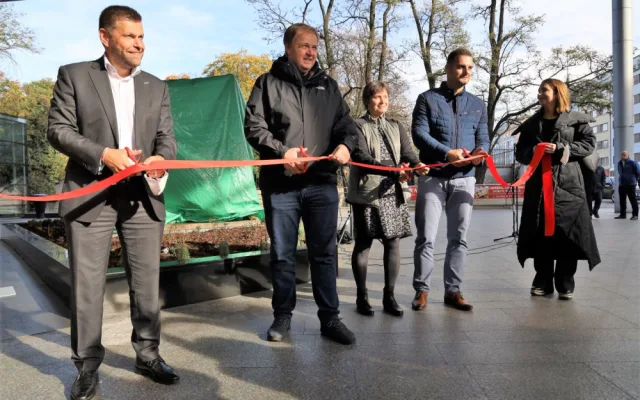 Sousoší Rodina před lety ustoupilo budování obchoďáku, dnes se vrátilo zpátky na místo