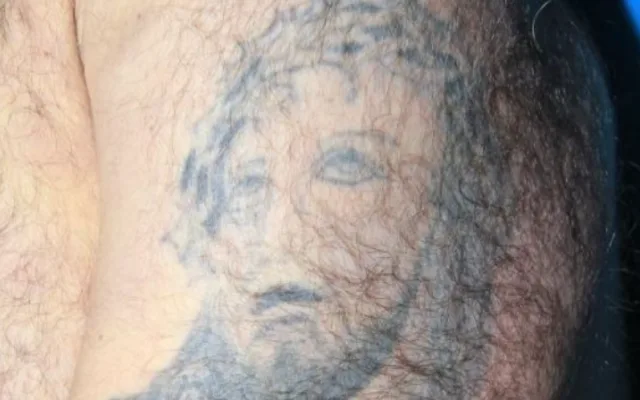V pražské nemocnici zemřel neznámý muž. Na obličeji měl vytetovaný houslový klíč