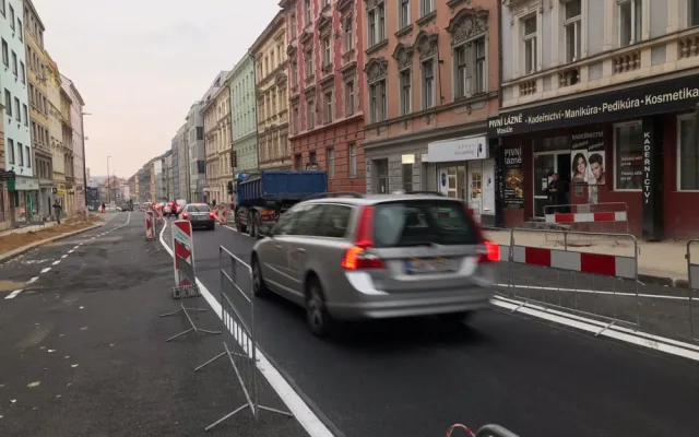 Koněvka je otevřena ve směru do centra. Na silnici jsou nové cyklopruhy