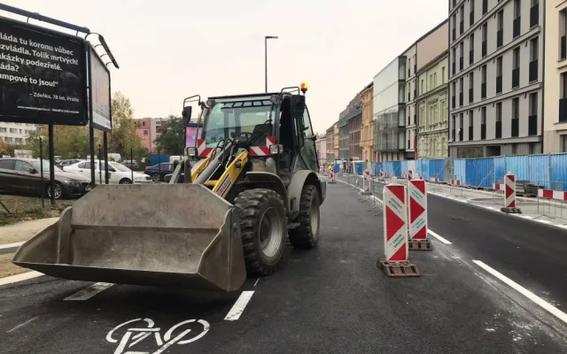 Koněvka je otevřena ve směru do centra. Na silnici jsou nové cyklopruhy