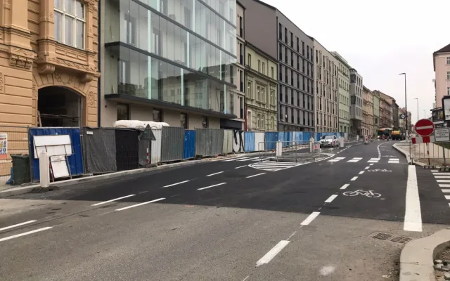 Koněvka je otevřena ve směru do centra. Na silnici jsou nové cyklopruhy