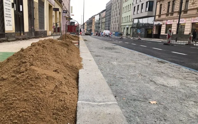 Koněvka je otevřena ve směru do centra. Na silnici jsou nové cyklopruhy