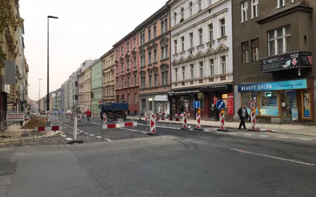 Koněvka je otevřena ve směru do centra. Na silnici jsou nové cyklopruhy