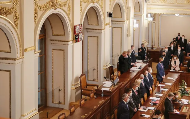 Sněmovna zhruba po měsíci obnovila svou činnost, poslanci složili slib