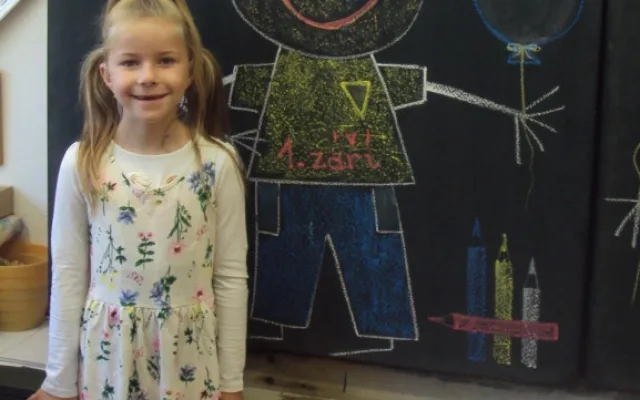 Neslyšící dívka s poruchou autistického spektra se bez asistence nedostane do školy. Pomoci můžete i vy