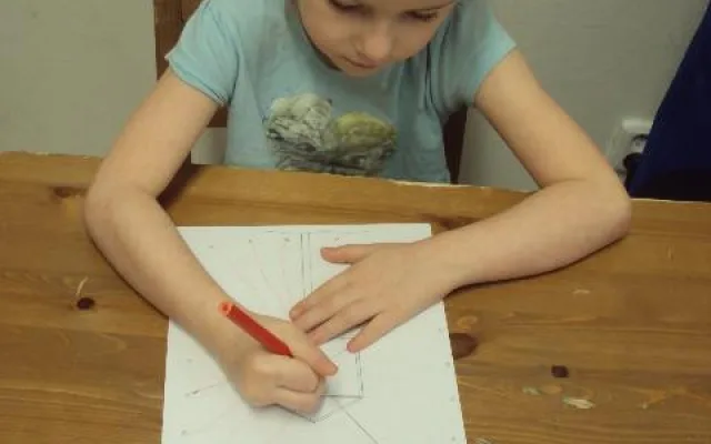 Neslyšící dívka s poruchou autistického spektra se bez asistence nedostane do školy. Pomoci můžete i vy