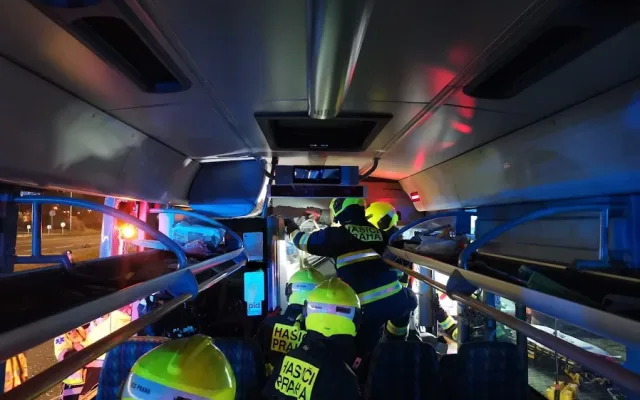 Noční nehoda dvou autobusů. Řidiče museli hasiči vyprošťovat