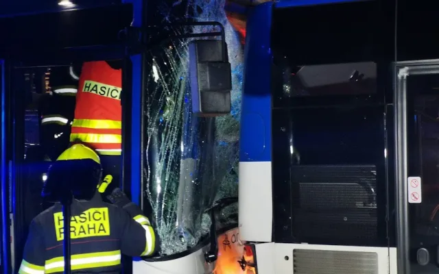 Noční nehoda dvou autobusů. Řidiče museli hasiči vyprošťovat