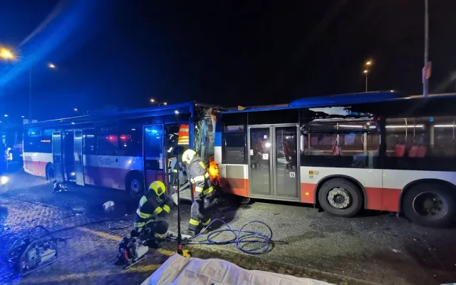 Noční nehoda dvou autobusů. Řidiče museli hasiči vyprošťovat