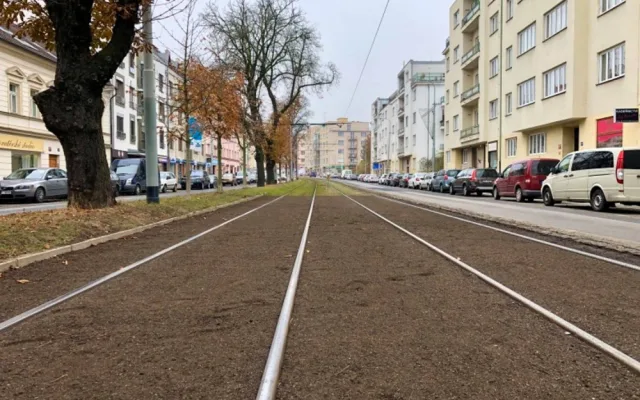 Praha je součástí vědeckého experimentu. Dopravní podnik testuje speciální travní koberce