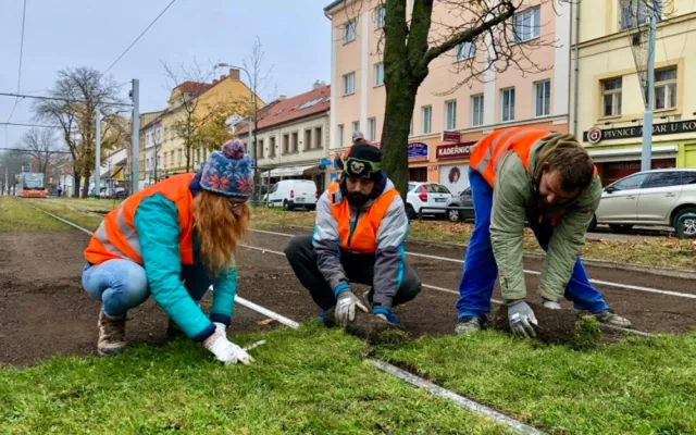 Praha je součástí vědeckého experimentu. Dopravní podnik testuje speciální travní koberce