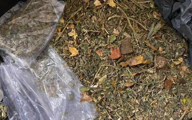 Slušný úlovek. Policisté zadrželi muže a kilem a půl marihuany
