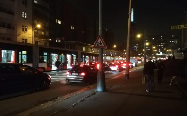 Žižkov prožívá dopravní peklo. Stojí auta, autobusy i tramvaje