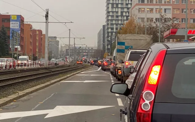 Žižkov prožívá dopravní peklo. Stojí auta, autobusy i tramvaje