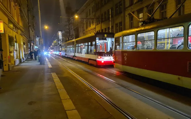 Žižkov prožívá dopravní peklo. Stojí auta, autobusy i tramvaje