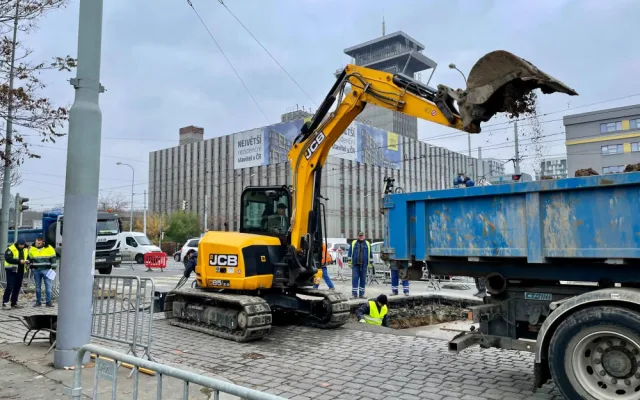 Žižkov prožívá dopravní peklo. Stojí auta, autobusy i tramvaje