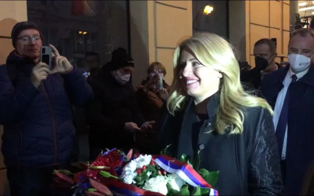Zuzana Čaputová položila květiny na Národní třídě. Od přihlížejících sklidila potlesk