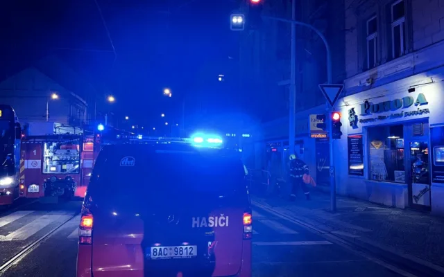 V Nuslích hořel dům. Hasiči z něj zachránili sedm lidí