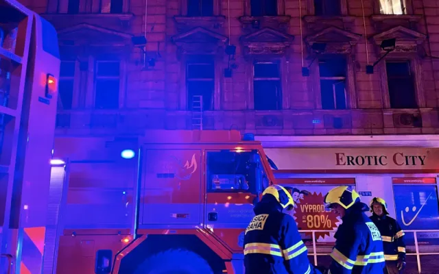 V Nuslích hořel dům. Hasiči z něj zachránili sedm lidí