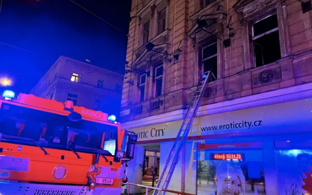 V Nuslích hořel dům. Hasiči z něj zachránili sedm lidí