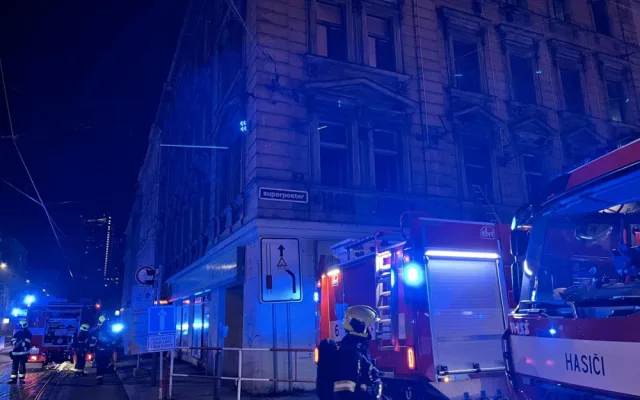 V Nuslích hořel dům. Hasiči z něj zachránili sedm lidí