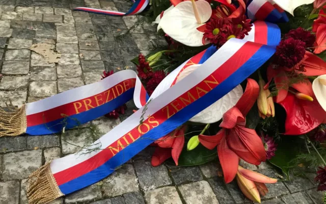 Babiš se bál demonstrantů, na Zemanovu kytici přihlížející bučeli, místo Hřiba přišla Richterová