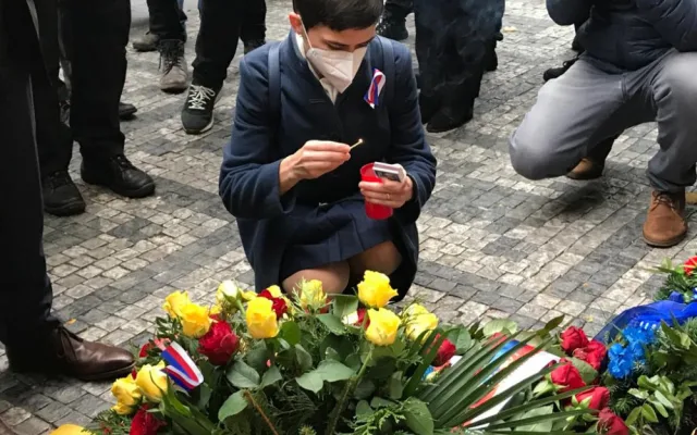 Babiš se bál demonstrantů, na Zemanovu kytici přihlížející bučeli, místo Hřiba přišla Richterová