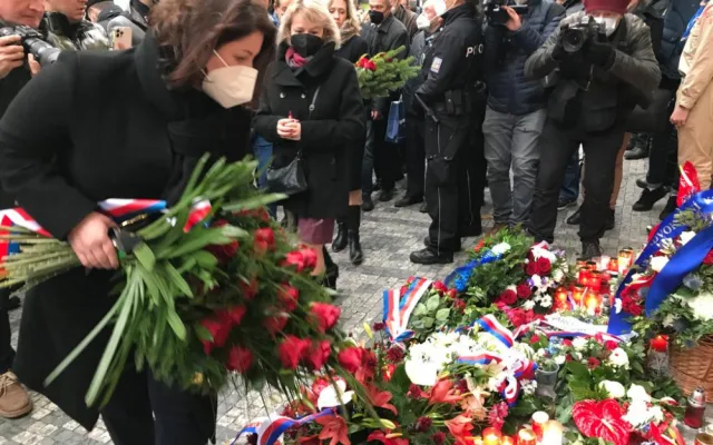 Babiš se bál demonstrantů, na Zemanovu kytici přihlížející bučeli, místo Hřiba přišla Richterová