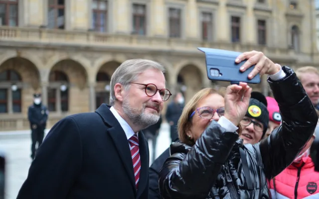 Lidé na Národní zpívali hymnu s Fialou, Rakušanovi děkovali. Dorazil i Kalousek