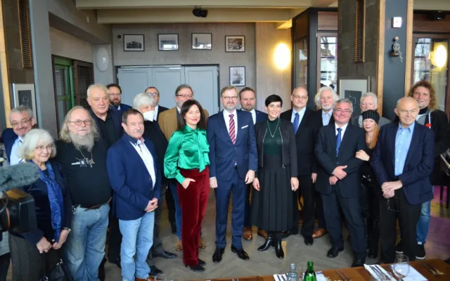 Fiala obědval s disidenty. Jsme připraveni okamžitě převzít vládu, řekl