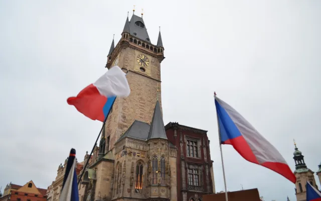 Staromák zaplnilo 10 tisíc odpůrců vládních opatření. Vyrážejí na Národní třídu