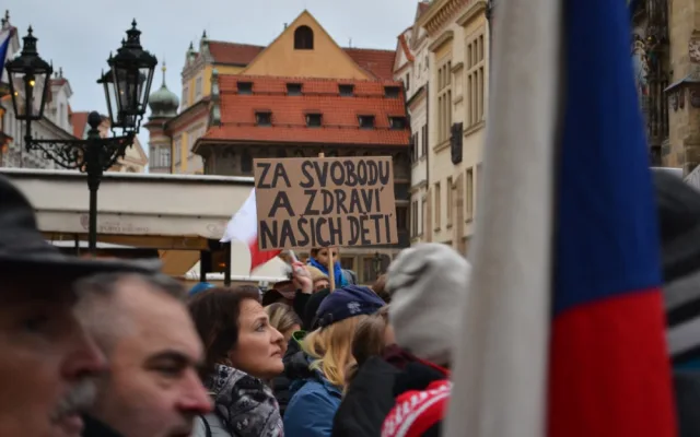Staromák zaplnilo 10 tisíc odpůrců vládních opatření. Vyrážejí na Národní třídu