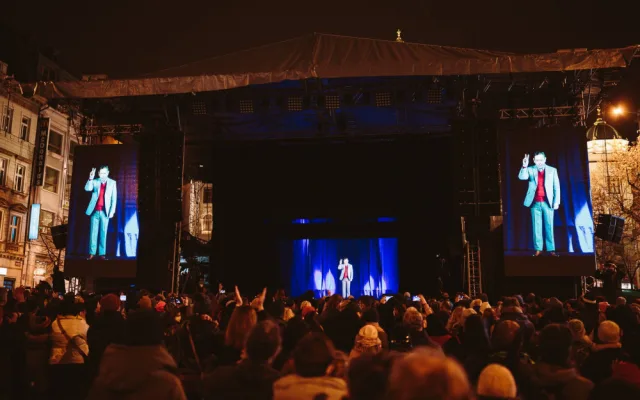 Na Václaváku k lidem mluvil hologram Václava Havla. Podívejte se na záznam