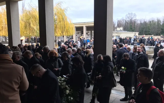 Rozloučení s Miroslavem Žbirkou. Dorazily stovky lidí, mezi nimi i slovenská prezidentka