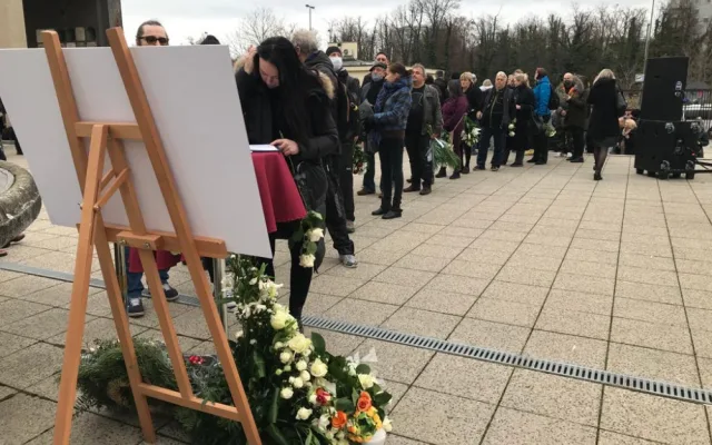 Rozloučení s Miroslavem Žbirkou. Dorazily stovky lidí, mezi nimi i slovenská prezidentka