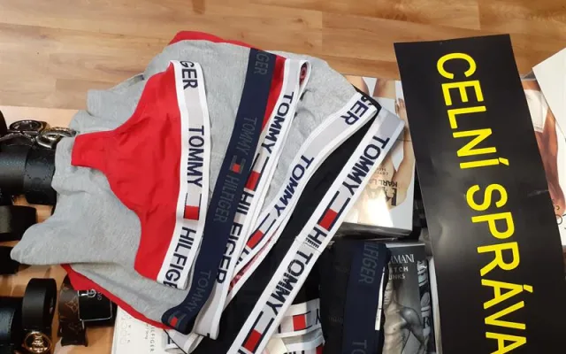 Tommy Hilfiger, Gant i Adidas. Celníci objevili v Sapě padělky za miliony korun
