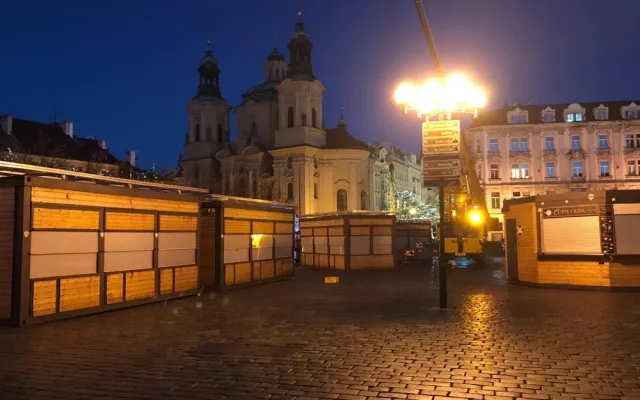 Vánoční strom pro Prahu už stojí na Staroměstském náměstí. Podívejte se