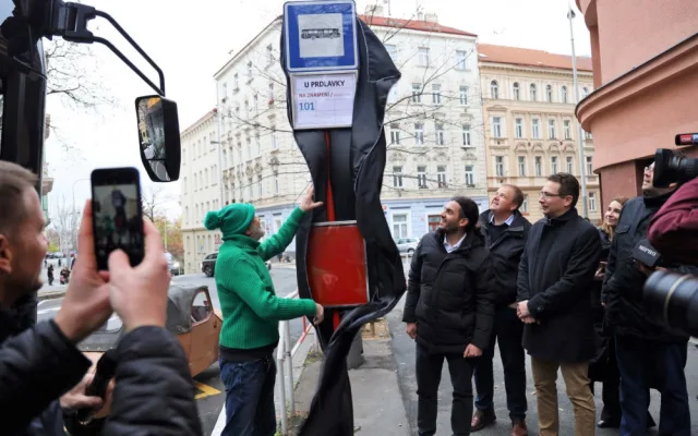 Svěrák otevřel zastávku U Prdlavky. Zastávka Husinecká se přejmenuje na Viktorii Žižkov