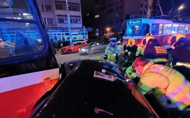 Střet tramvaje a osobního automobilu zastavil provoz na trati v Sokolovské ulici